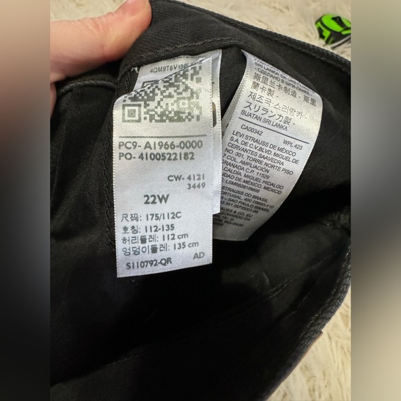 Levi’s HIGH WAISTED MOM WOMEN'S SHORTS (PLUS SIZE)
22W 26W wonderful black NWT - Picture 9 of 12